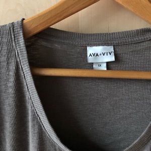 Long-sleeve scoop neck tunic.